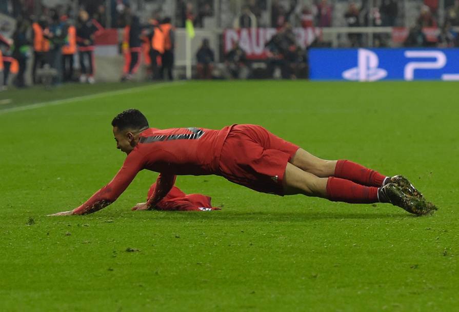 Thiago Alcantara si butta a terra dopo il gol del 3-2. Afp